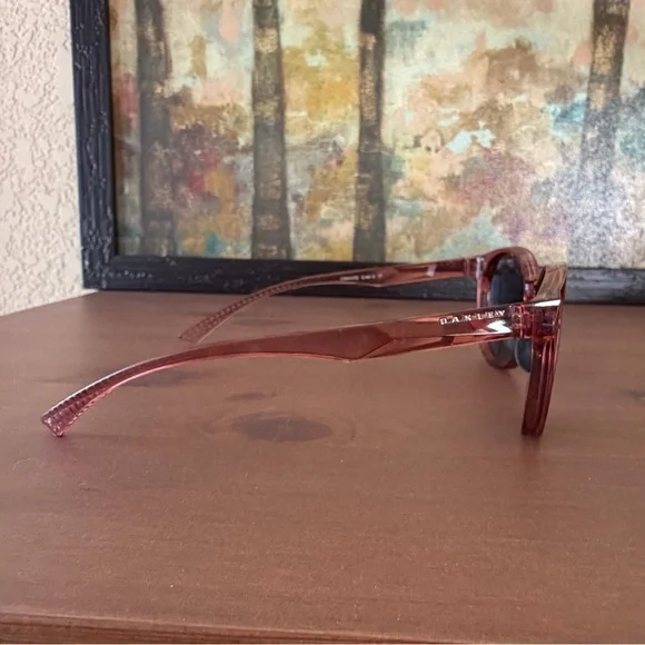 NWOT - Oakley Sprindrift Women's Berry Sunglasses with Polarized Lenses - Picture 7 of 10